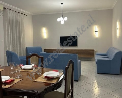 Apartament 2+1 me qera ne rrugen Musa Karapici ne Tirane. Pozicionohet ne katin e 2-te te nje vile.
